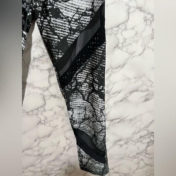 Onzie Printed Crop Sporty Yoga Leggings - Picture 4 of 13